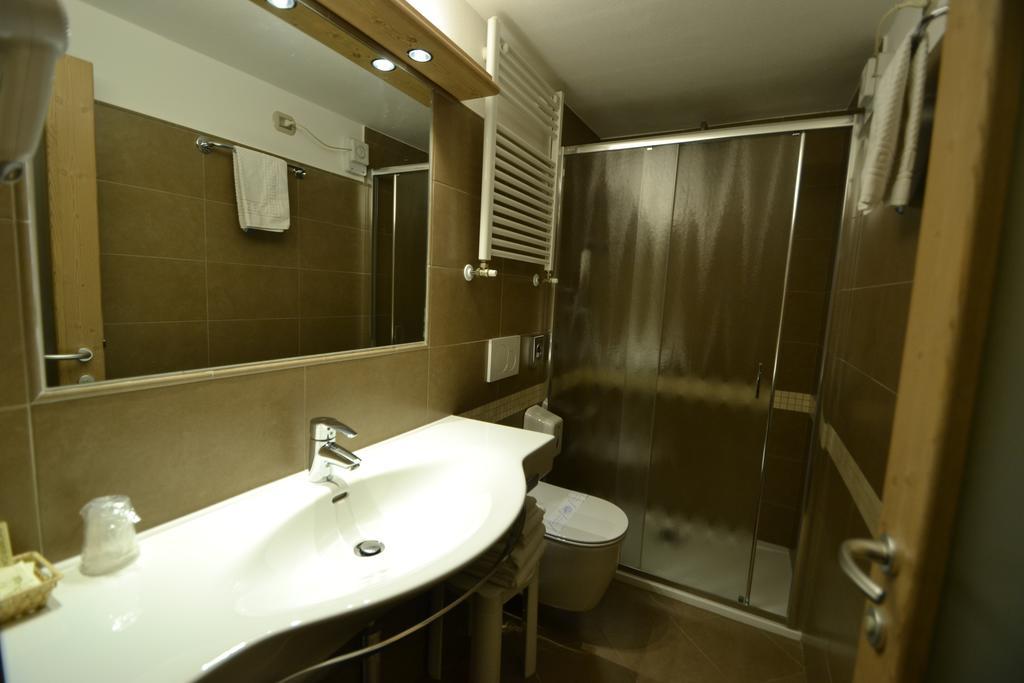 Hotel Piccolo Tibet Livigno Ruang foto