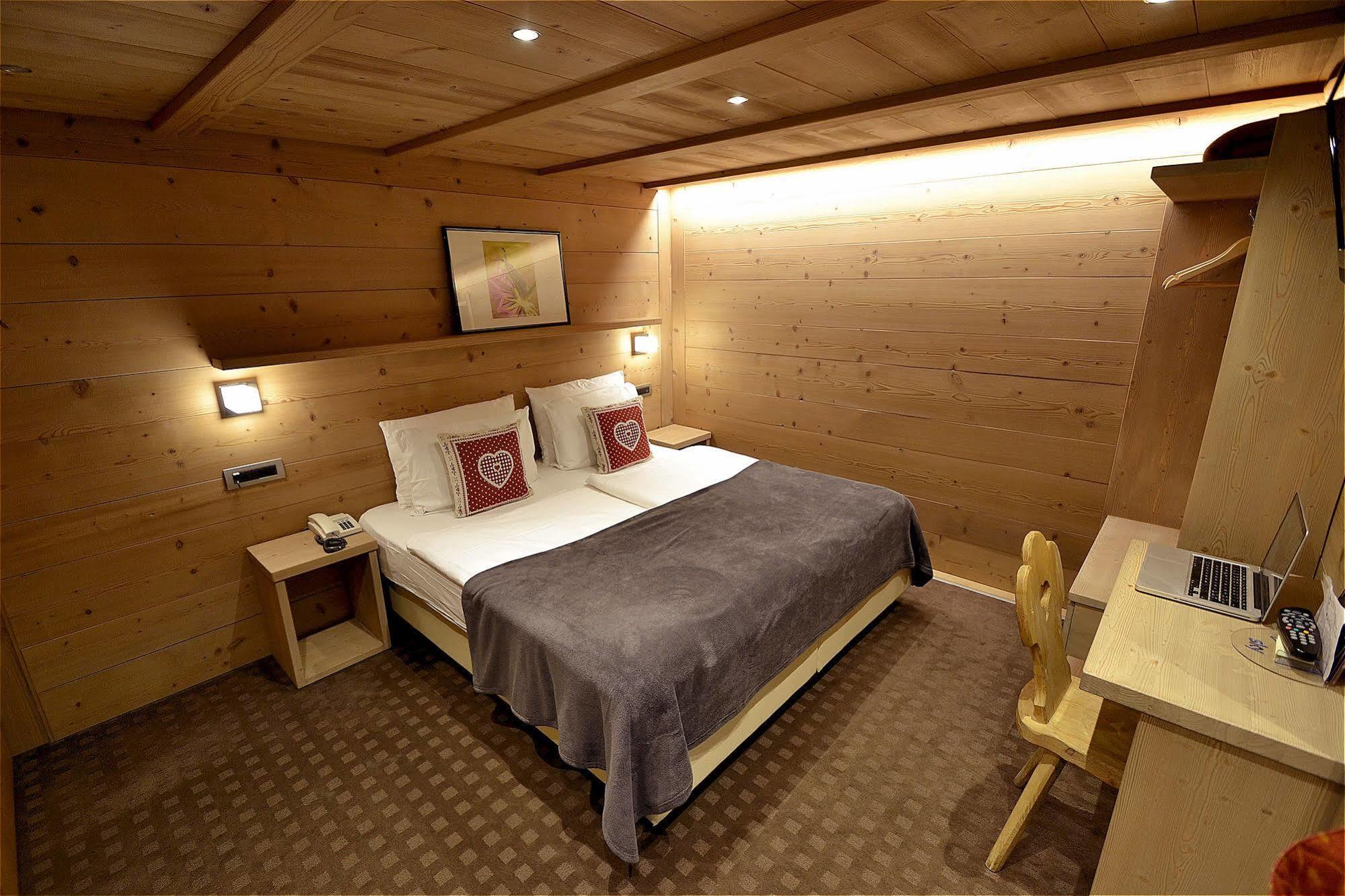 Hotel Piccolo Tibet Livigno Bagian luar foto