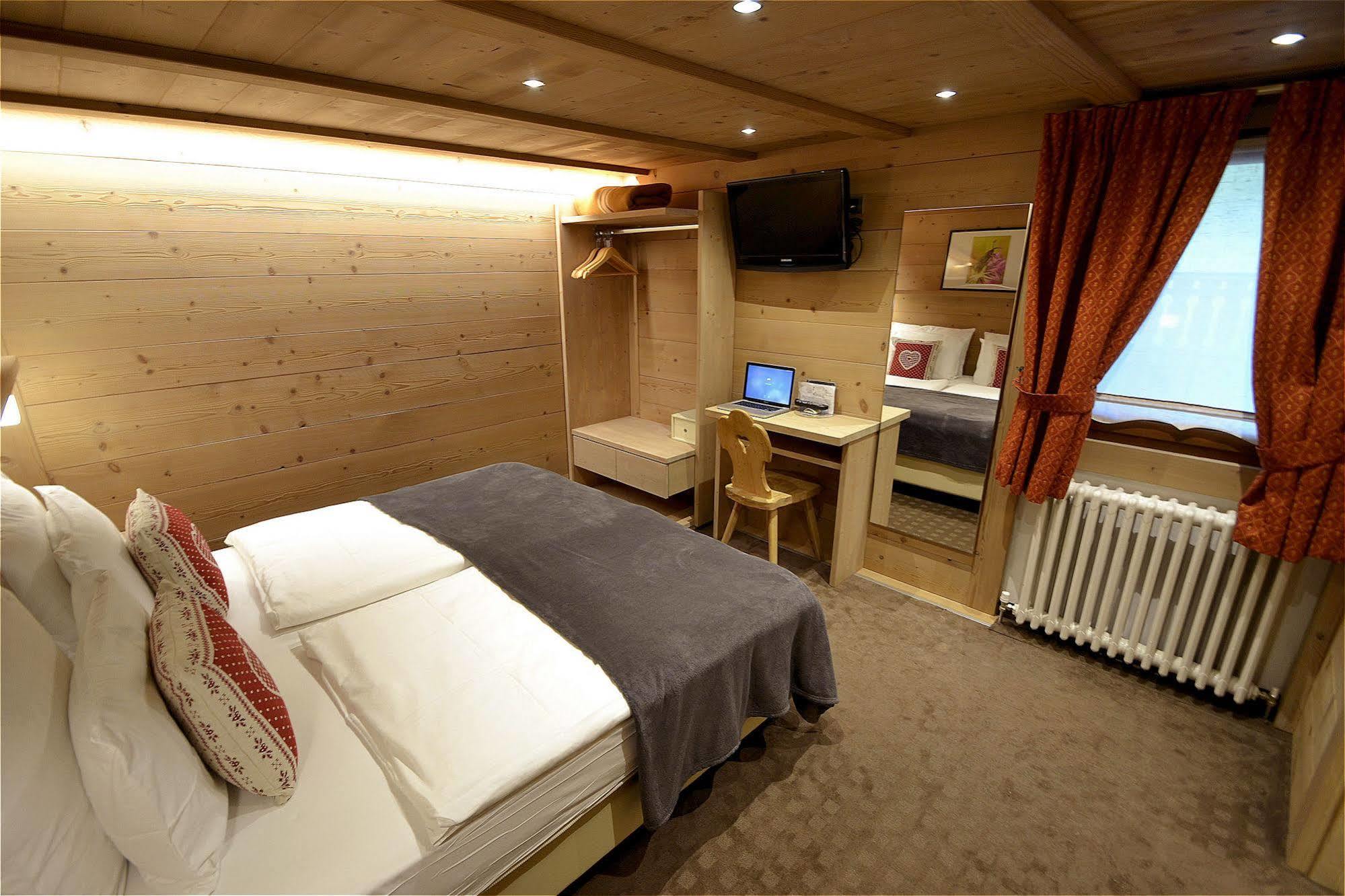 Hotel Piccolo Tibet Livigno Bagian luar foto