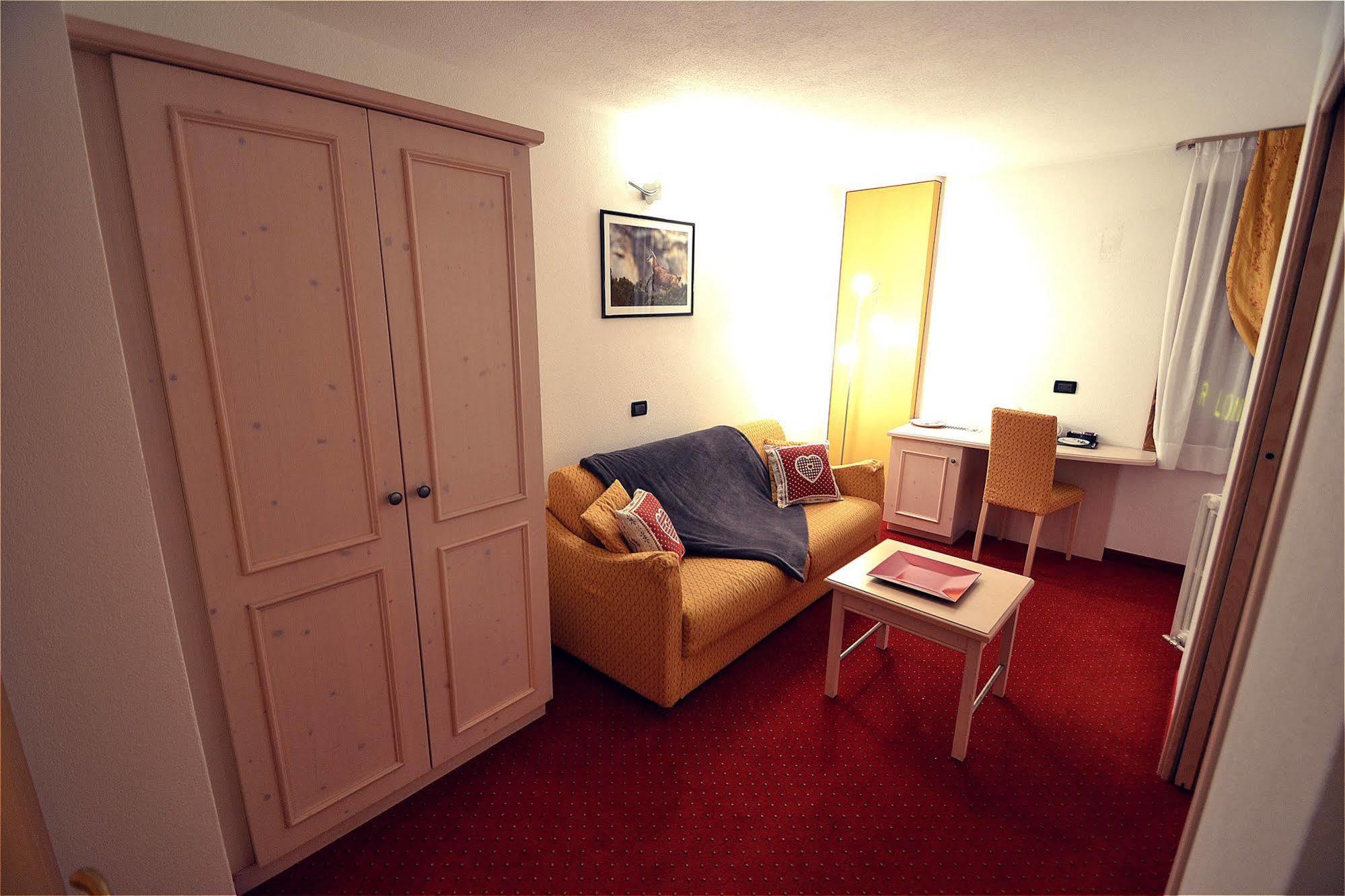 Hotel Piccolo Tibet Livigno Bagian luar foto